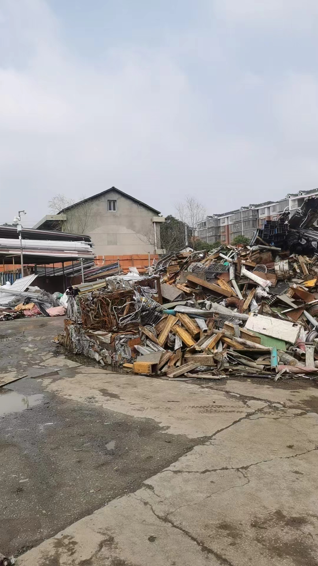 收購閑置廠礦，廢銅，廢鋁，廢鐵，各種機(jī)電設(shè)備等。